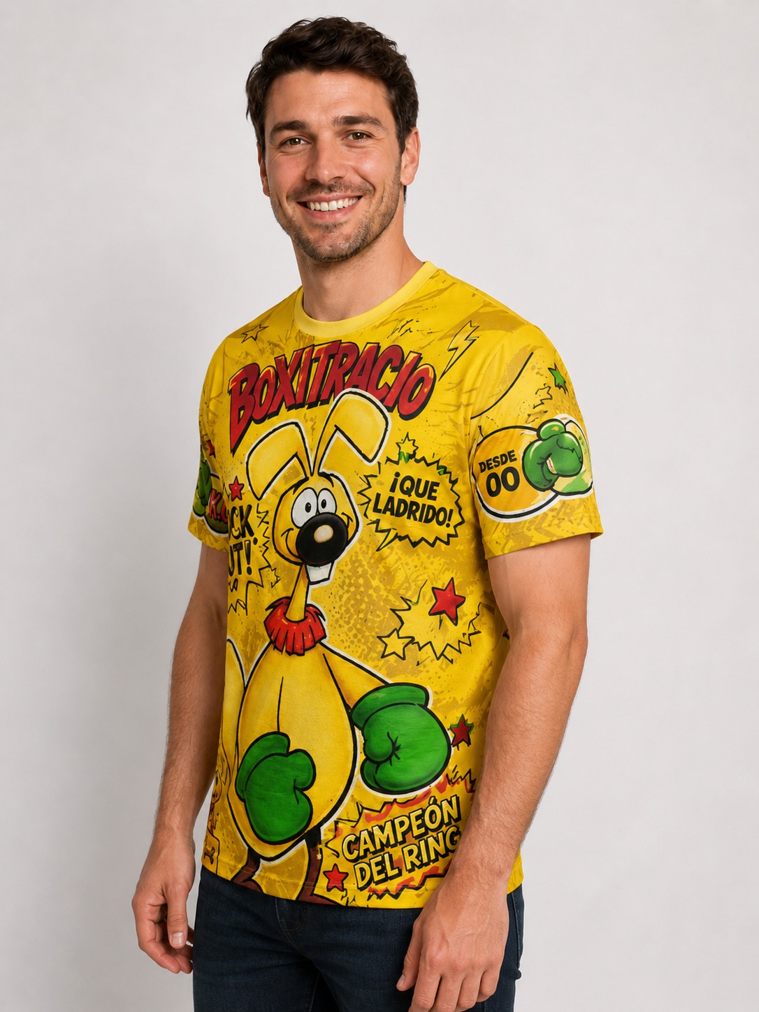 Detalle de remera amarilla Boxitracio con personaje de boxeo