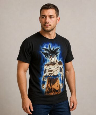 Remera Dragon Ball Super Goku - semi costado con modelo humano