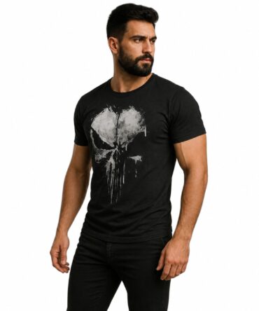 Remera The Punisher - semi costado con modelo humano