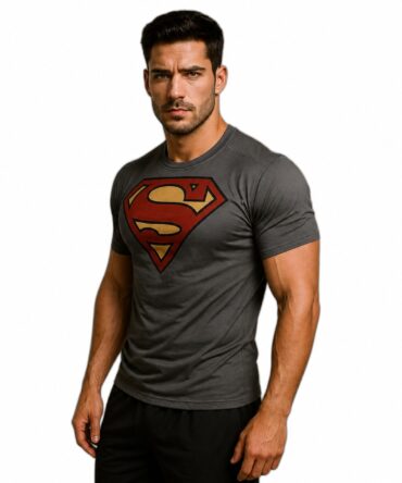 Remera Superman gris mockup hiperrealista semi costado