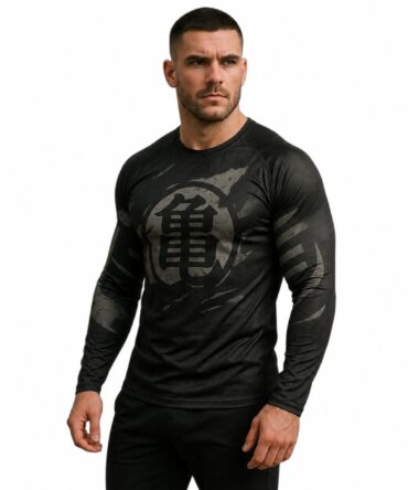 Remera Insignia Tortuga Gym - semi costado con modelo humano