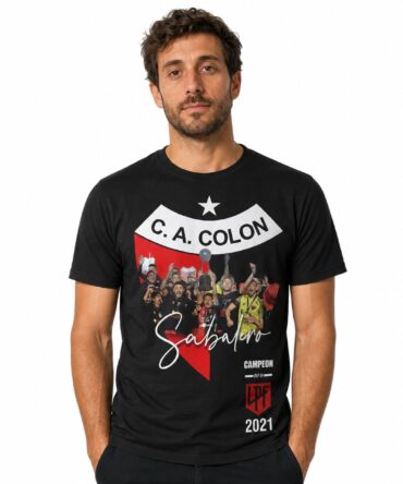 Remera Colón Campeón 2021 - frente con modelo humano