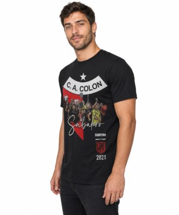 Remera Colón Campeón 2021 - semi costado con modelo humano