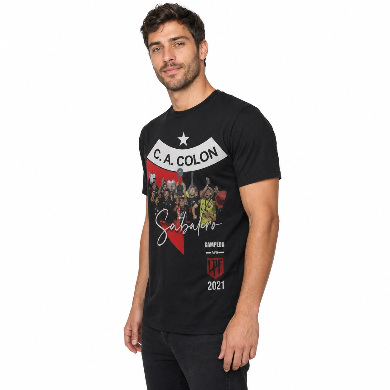 Remera Colón Campeón 2021 - semi costado con modelo humano