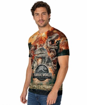 Remera Jurassic World - semi costado con modelo humano