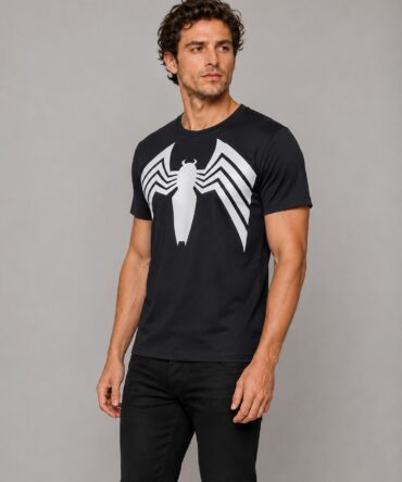 Remera Venom Black White modelo detalle