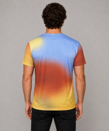 Remera Coyote Correcaminos HELP - dorso en modelo masculino