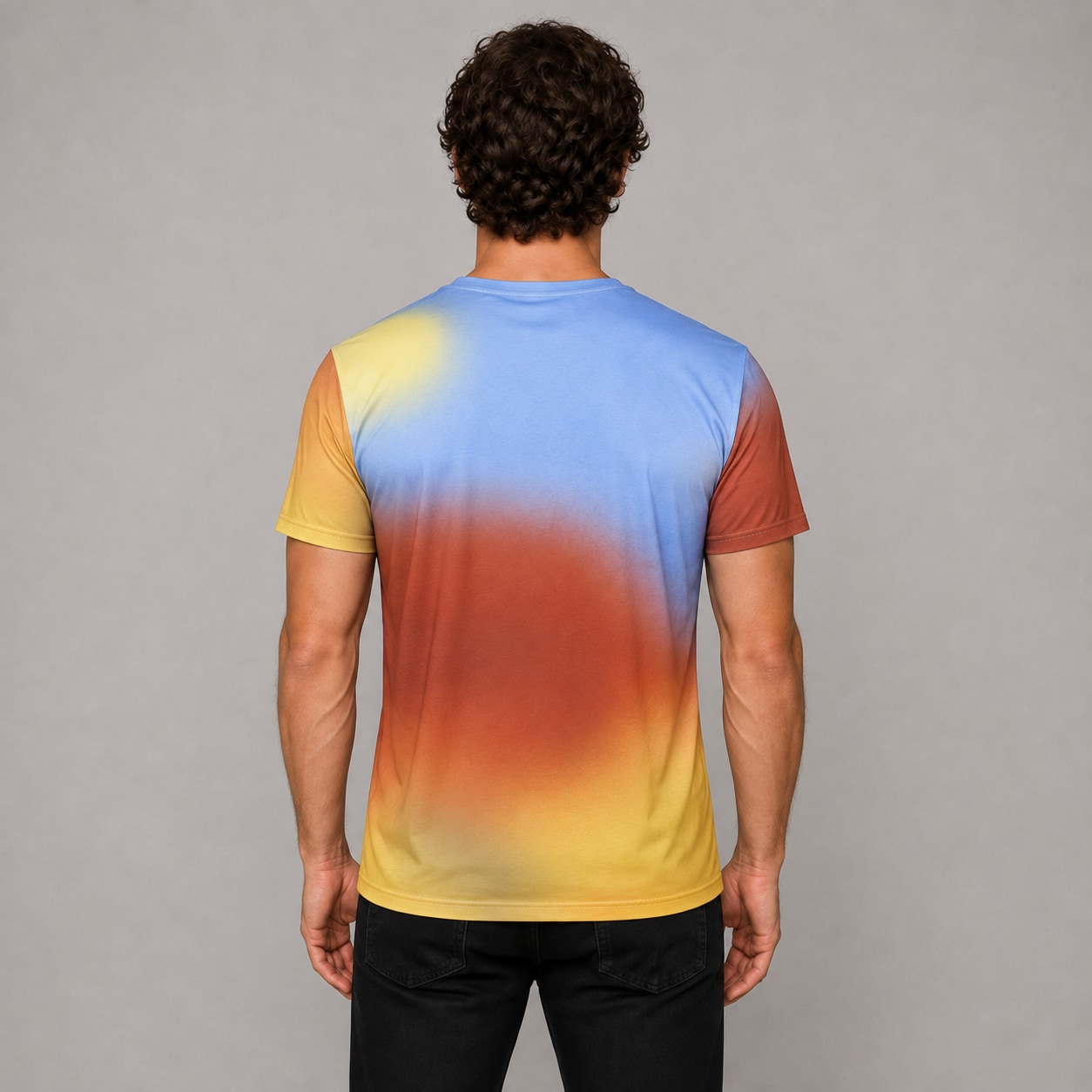 Remera Coyote Correcaminos HELP - dorso en modelo masculino