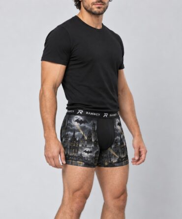 Modelo adulto usando bóxer Batman Gotham Nocturno BX024, sin calza debajo