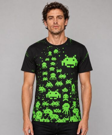 Remera Space Invaders con modelo Ranwey