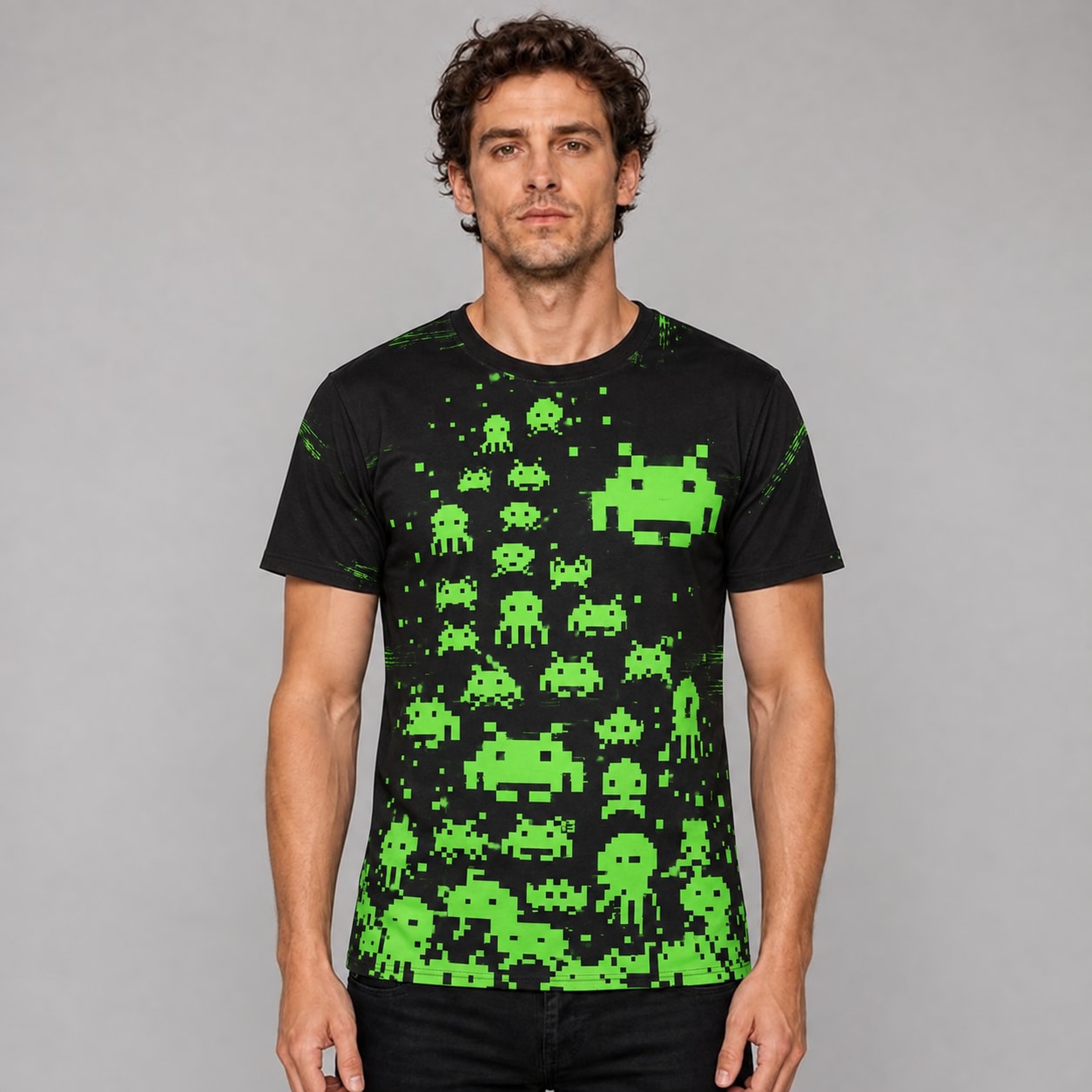 Remera Space Invaders con modelo Ranwey