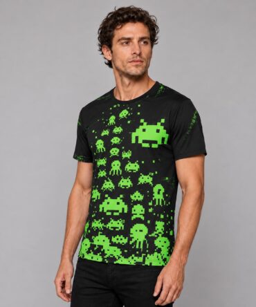 Remera Space Invaders con modelo Ranwey