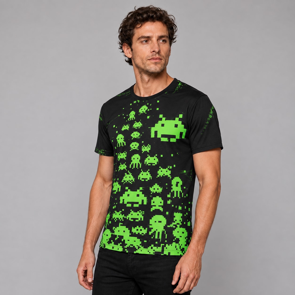 Remera Space Invaders con modelo Ranwey