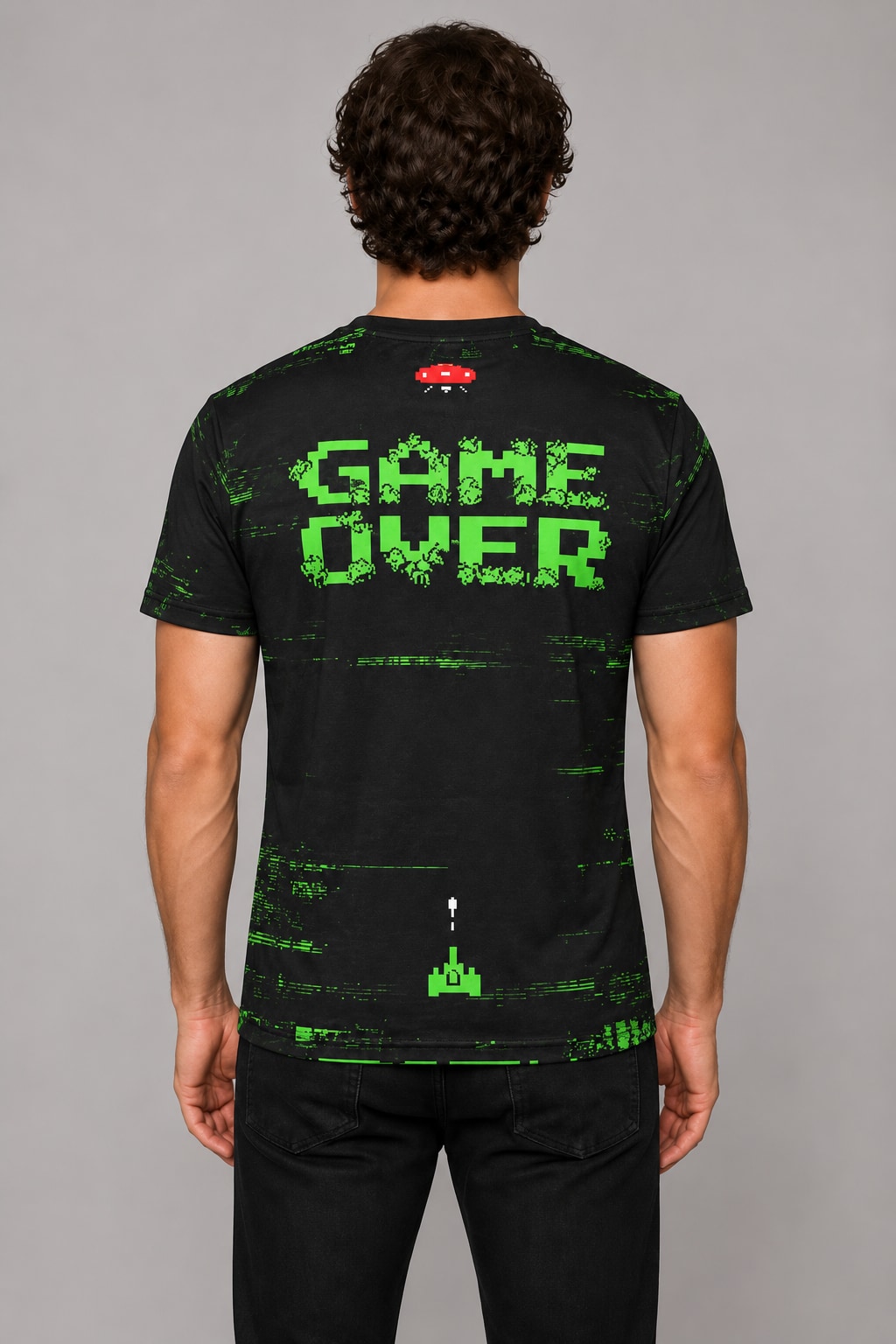 Remera Space Invaders con modelo Ranwey