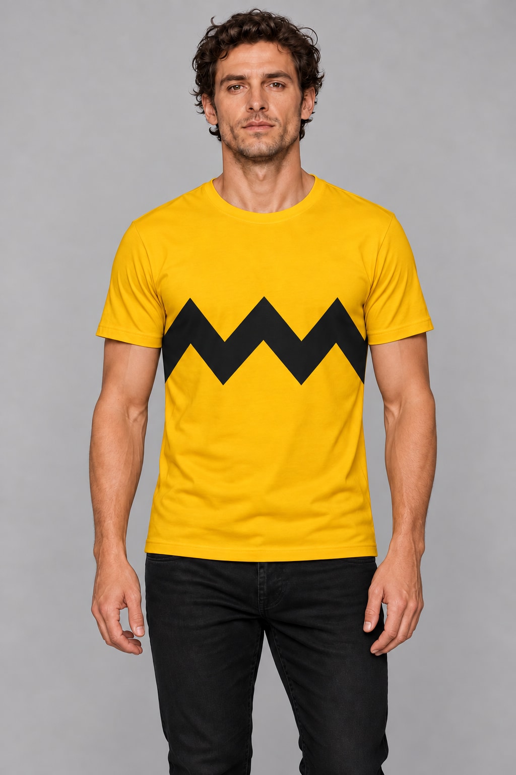 Remera Charlie Brown Ranwey amarillo zigzag negro