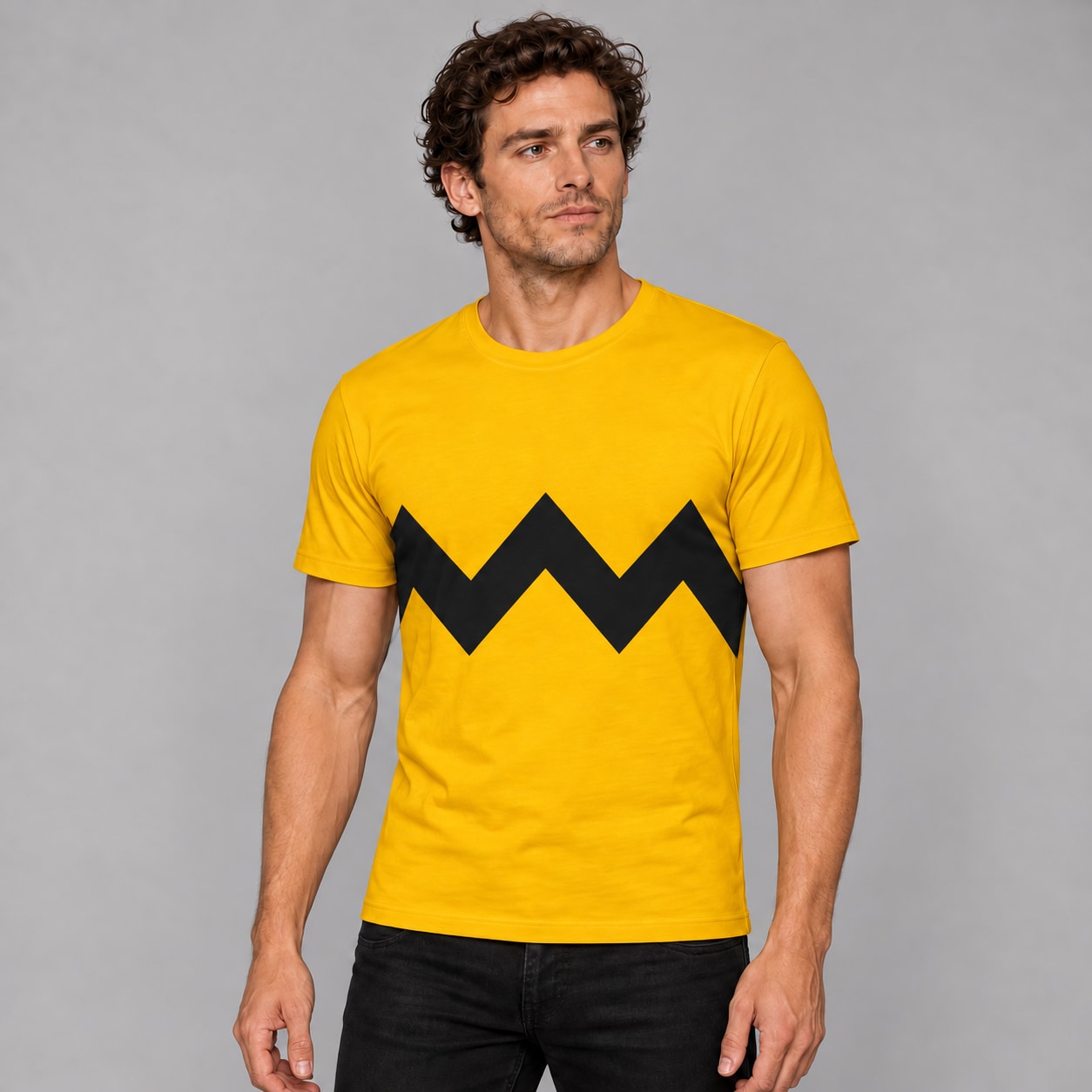 Remera Charlie Brown Ranwey amarillo zigzag negro