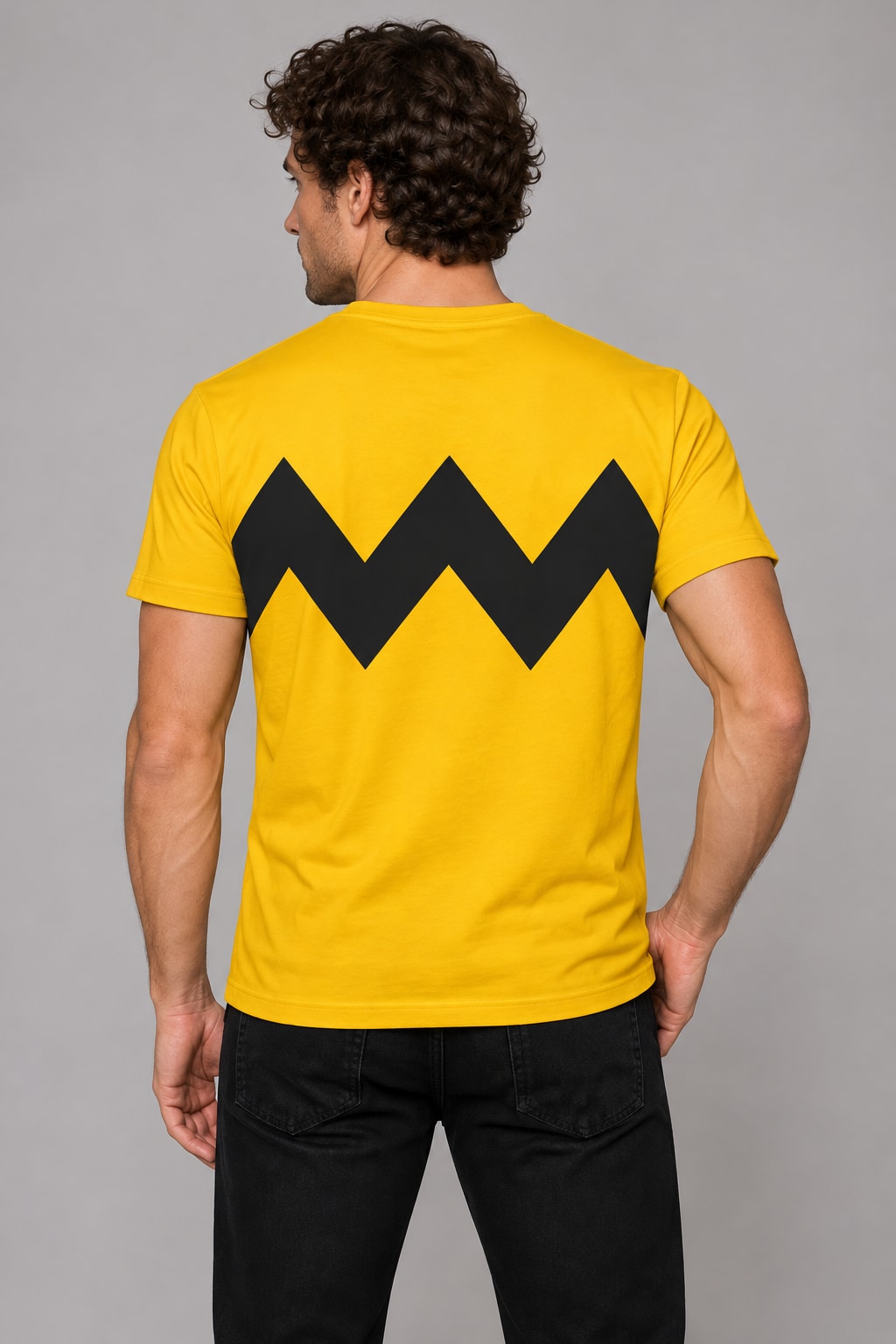 Remera Charlie Brown Ranwey amarillo zigzag negro