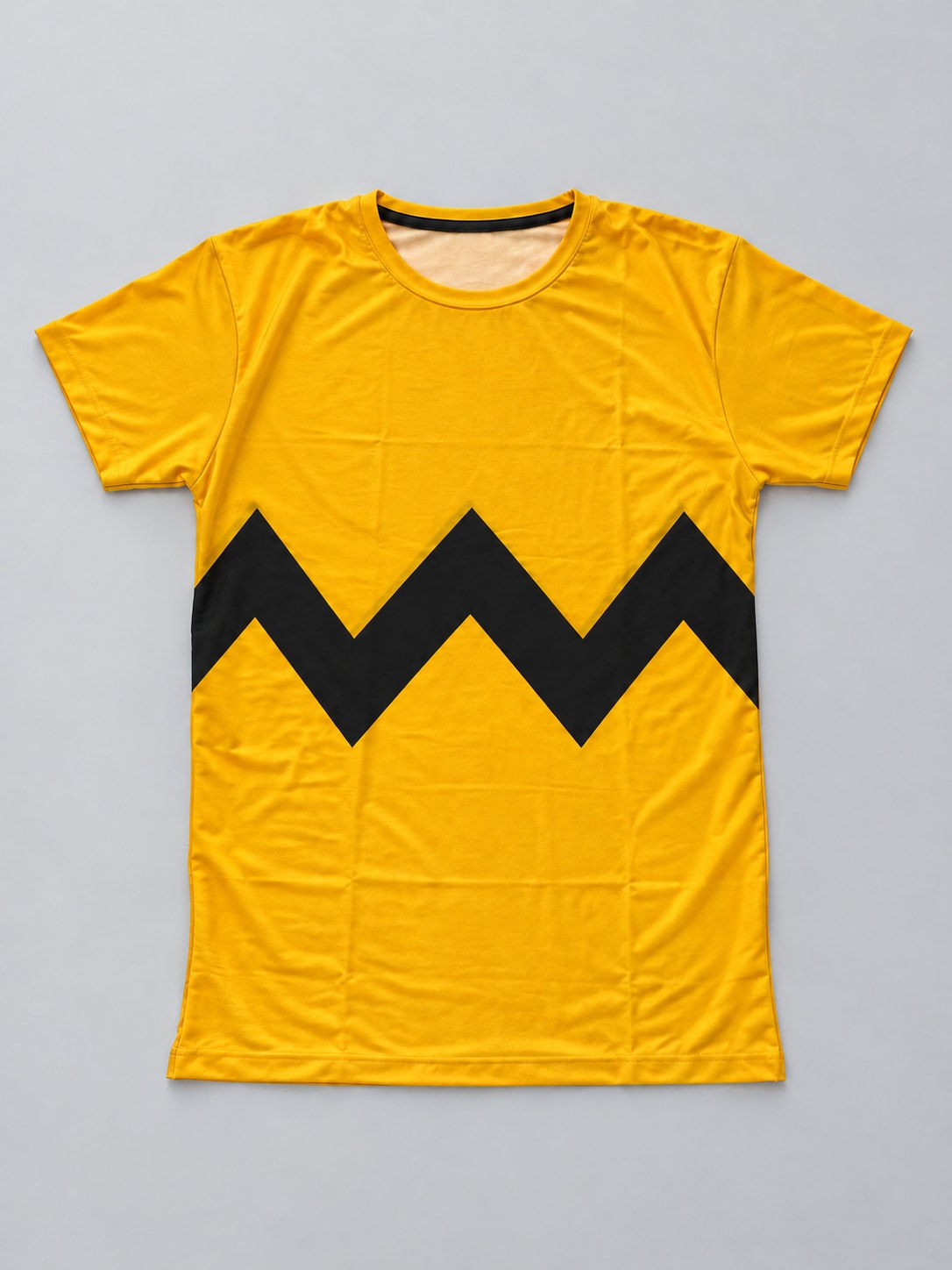 Remera Charlie Brown Ranwey amarillo zigzag negro