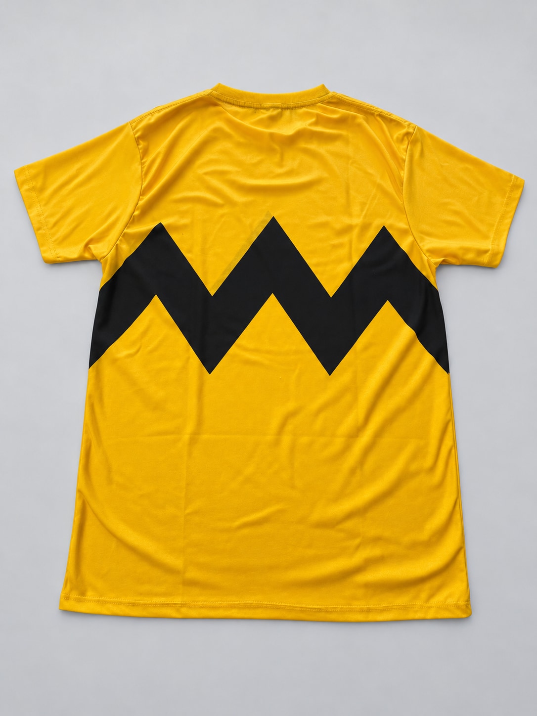 Remera Charlie Brown Ranwey amarillo zigzag negro