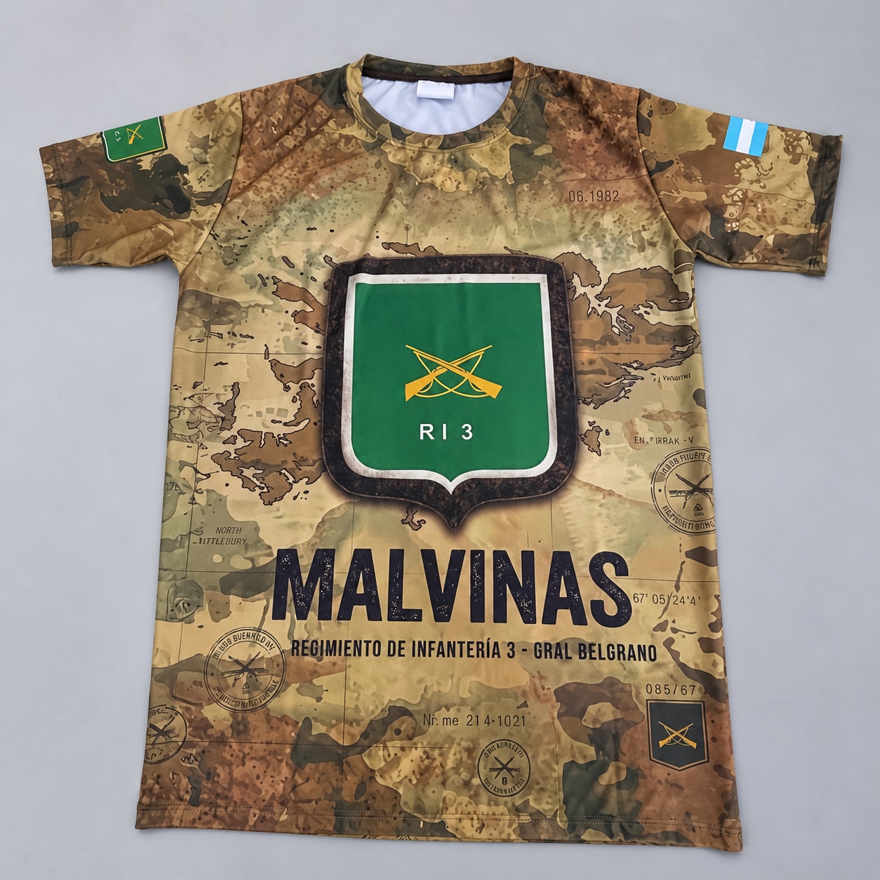 Remera Malvinas RI 3 Ranwey, escudo verde y dorso La Tablada 1982