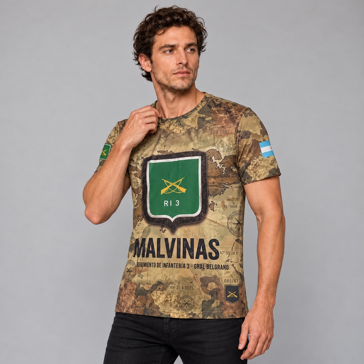 Remera Malvinas RI 3 Ranwey, escudo verde y dorso La Tablada 1982