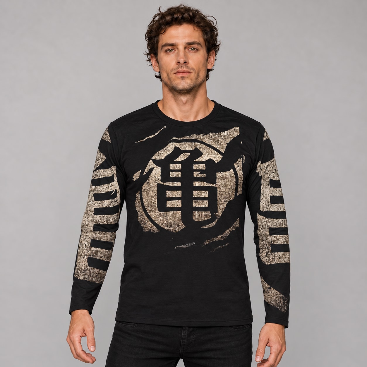 Insignia Tortuga Gym Ranwey PR330, remera negra manga larga con estampa beige texturada