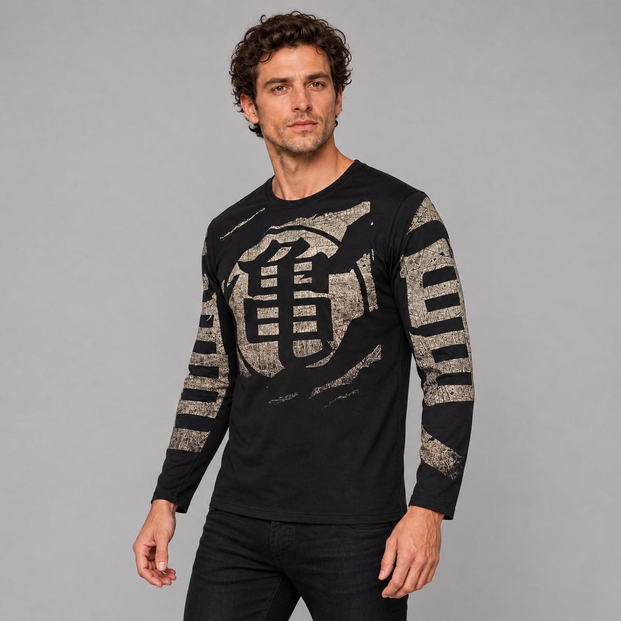 Insignia Tortuga Gym Ranwey PR330, remera negra manga larga con estampa beige texturada