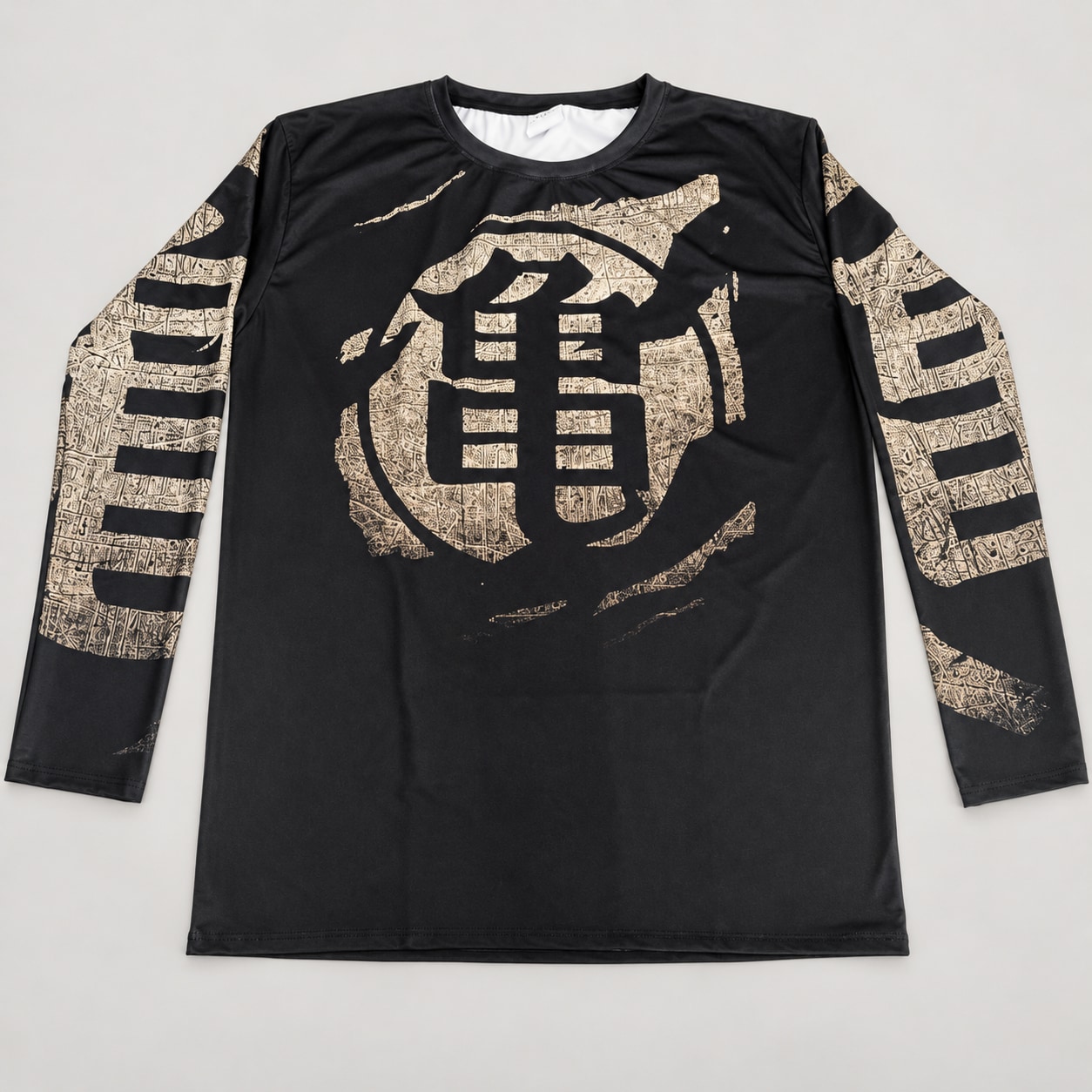 Insignia Tortuga Gym Ranwey PR330, remera negra manga larga con estampa beige texturada