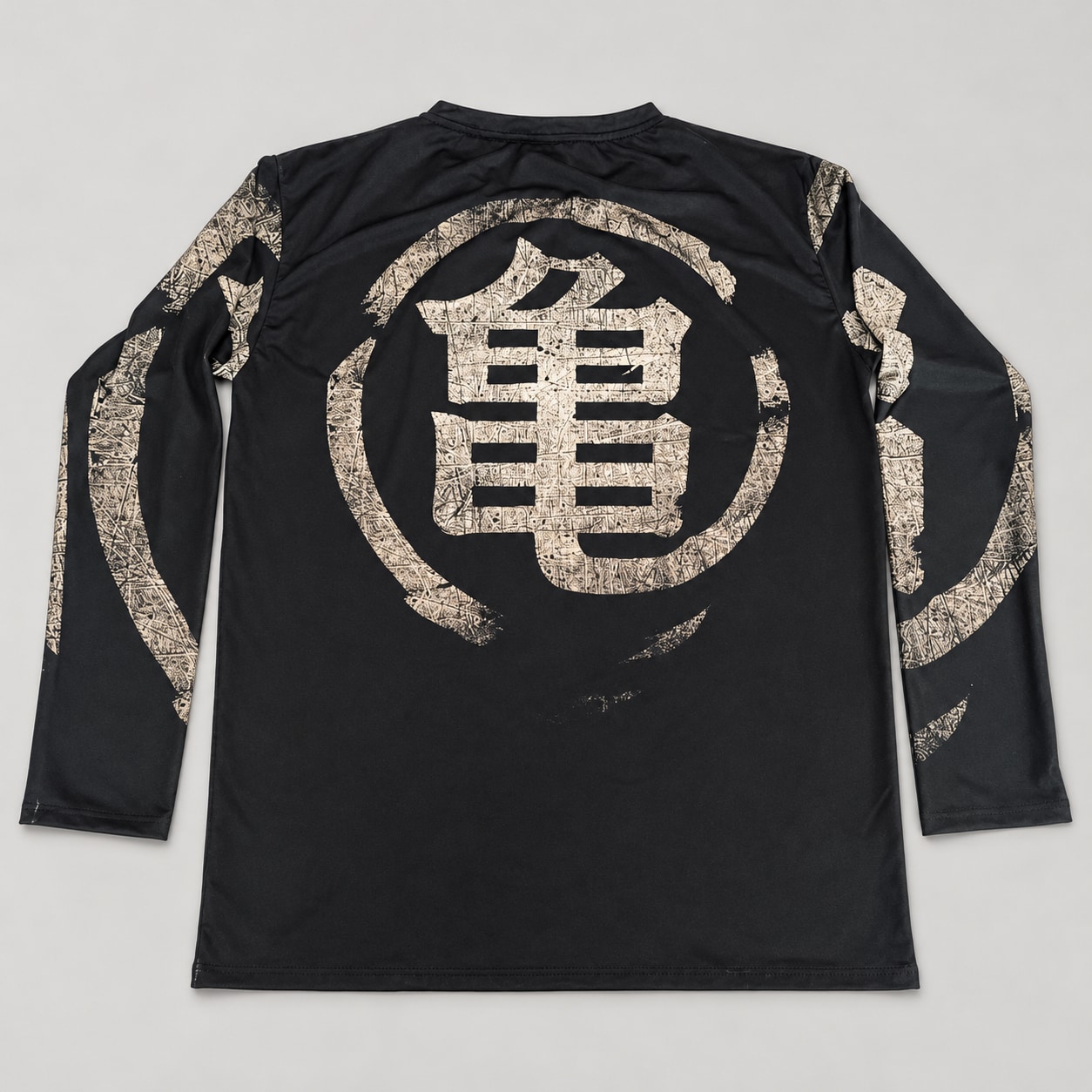 Insignia Tortuga Gym Ranwey PR330, remera negra manga larga con estampa beige texturada